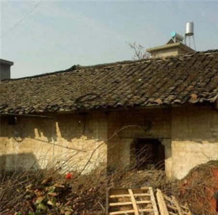 宅发现一箱200年前的旧书揭开一盛世家族j9九游会真人第一品牌长沙老师清理祖传老(图2)